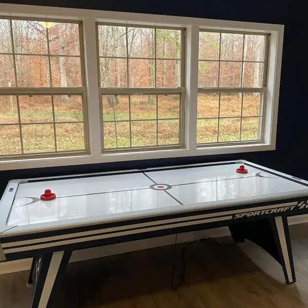 Remodeled Cottage With Sunroom, hotel a Manchester