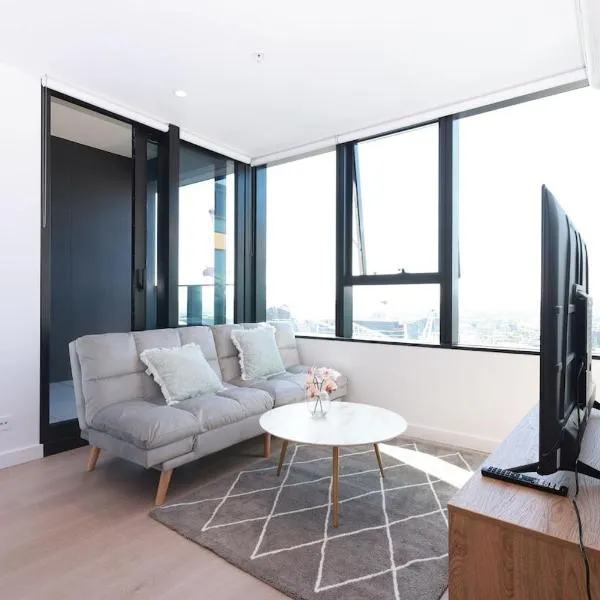 15D Abnb-Style Stylish City Stay with Balcony, Pool and Skyline Views, hotel u Melbourneu