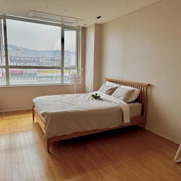 Cozy Modern Studio at Shin-Bundang Line, hotel v destinaci Songnam