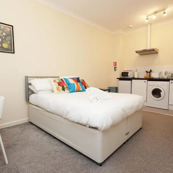 Chic Bath Flat for Couples with Free Parking!, hotel u Bathu