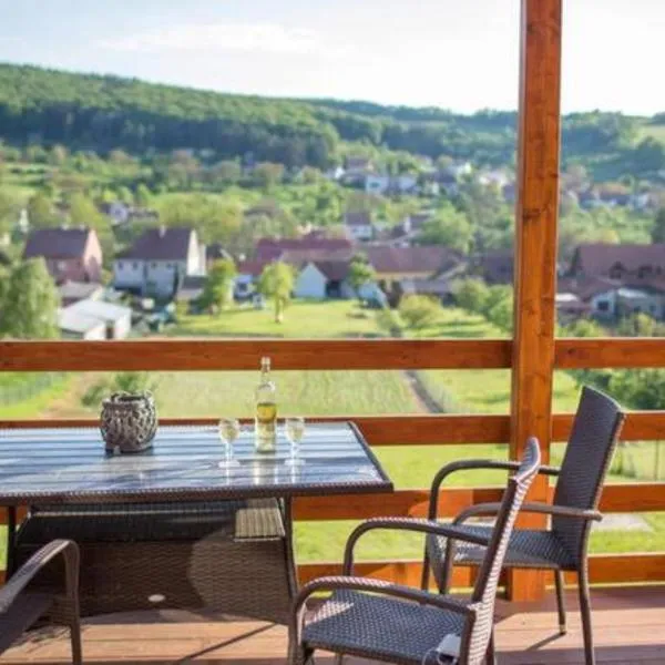 Chalupa U Vinaře - tiny house, hotel in Radějov