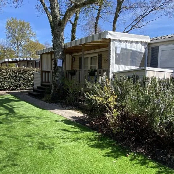 Mobil Home Premium avec vue sur le lac, hotel en Gastes