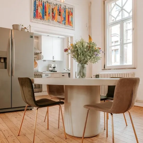 Ruim en charmant verblijf in hartje Ieper, hotel in Ypres