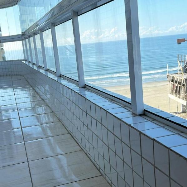 Apartamento frente ao Mar , pé na areia na Praia Grande Guilhermina com 3 suites
