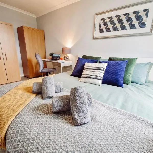 NEW, Refurbished Modern & Spacious 1 Bed Flat Westfield Shepherd's Bush Free Wi-Fi Super King Bed, hotel in London