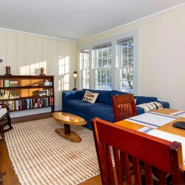 Quintessential Vt Cottage In Manchester Village, hotel in Manchester