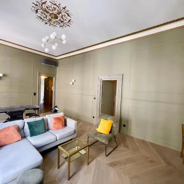 ''Le Général'' Superbe appartement Haussmanien climatisé en coeur de ville, hotel a Sète
