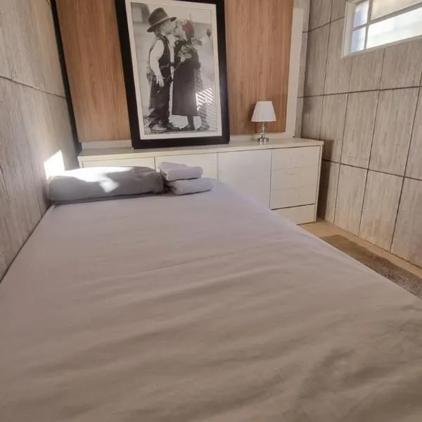 Quarto 04 - Zona Sul Karaiba Prox UMC, Patio Vinhedos e Shopping, hotel en Uberlândia