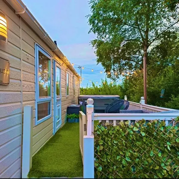 Otters Rural Retreat - Private Hot-Tub & Free Golf for guests included, hotel in Swarland