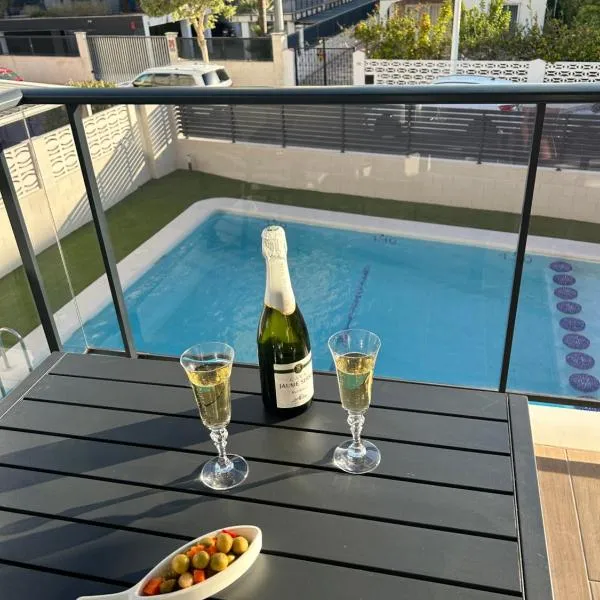 Gandia Playa Moderna - nuevo con piscina y parking, 2 banos, playa 300 m, grau 300 m, מלון בPlaya de Gandia