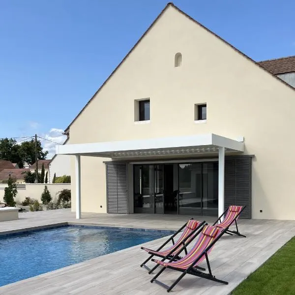 Les Hôtes des Maillets، فندق في Les Maillys