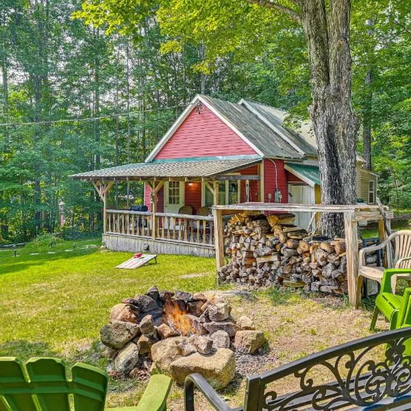 Cottage Less Than 8 Mi to Gore Mountain in Bakers Mill!، فندق في Bakers Mills