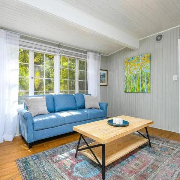 Cozy cottage among trees - close to PDX, hotel in Vancouver