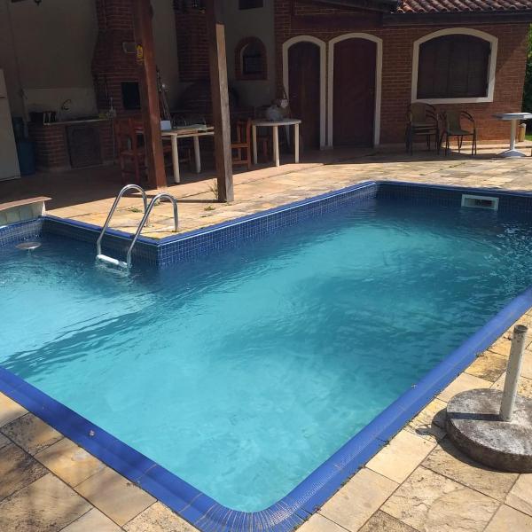 Casa com piscina e quadra