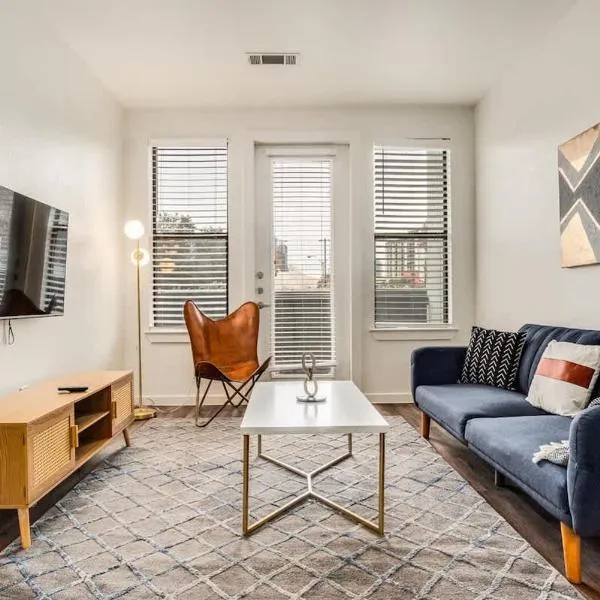 Boulevard Stays Walk to Downtown 1BR SoCo Pool Parking Gym 04