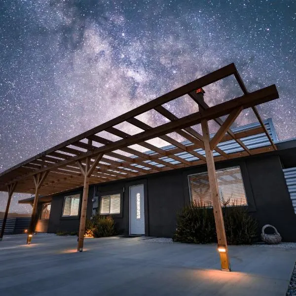 Desert Oasis - Firepit, Stargazing, Kitchen Essentials, 5 Acres, & Joshua Trees - Sleeps 6 Comfortably, 7 with Sofa, 8 Maximum, hotel en Landers