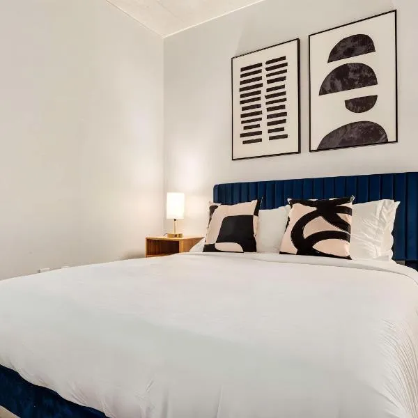Boulevard Stays Highrise 1BR Retreat Gym Pool & Free Parking