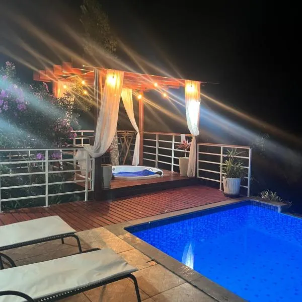 Refúgio romântico com hidro, piscina e vista!، فندق في مايريبورا