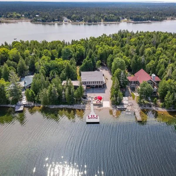 Waterfront W Sauna, Hot Tub & Boat Slip, hotel in Miller Lake