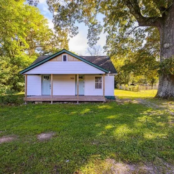 3 Bed 2 Bath Renovated Home Near The Lake, hotel em Decherd