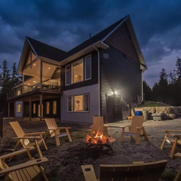 Huronia Luxury Lakefront Views & Game Room!, hôtel à Red Bay
