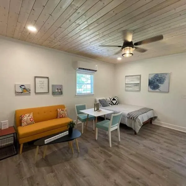 Beautifully Renovated Studio 2 Miles From Marina!, hotel in Winchester
