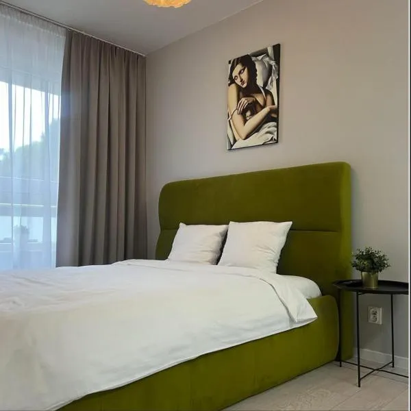 EUROPA22 "Apartament Delux" z wanną - CENTRUM MIASTA balkon z widokiem na park i staw z fontannami, hotel in Tomaszów Mazowiecki