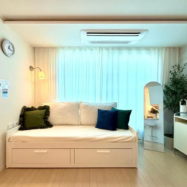 HausKomma 서울 홍대,이태원,명동 짐보관 무료 주차 엘레베이터 새아파트, hotel in Seoul