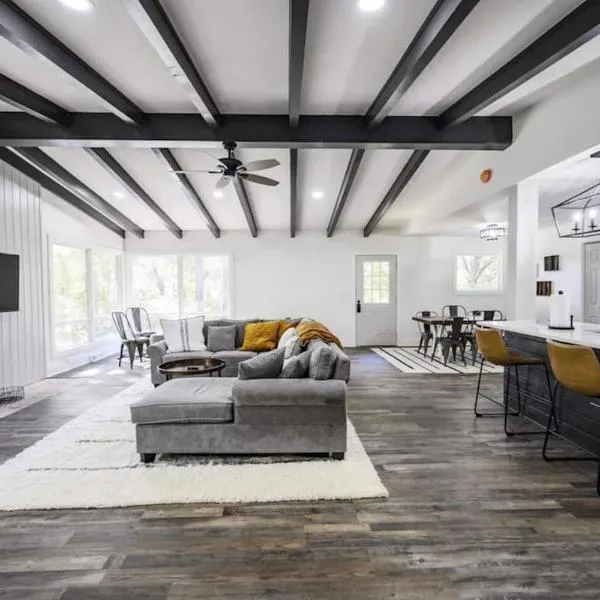 Gorgeous Renovated Home With Large & Private Lot, hotel in Winchester