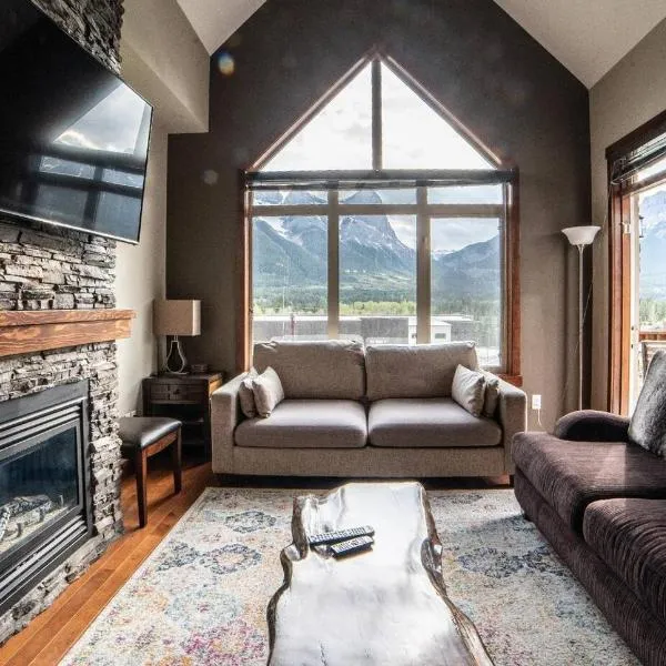 Spacious Penthouse Suite-king Beds-pool & Hot Tub, hotel em Canmore