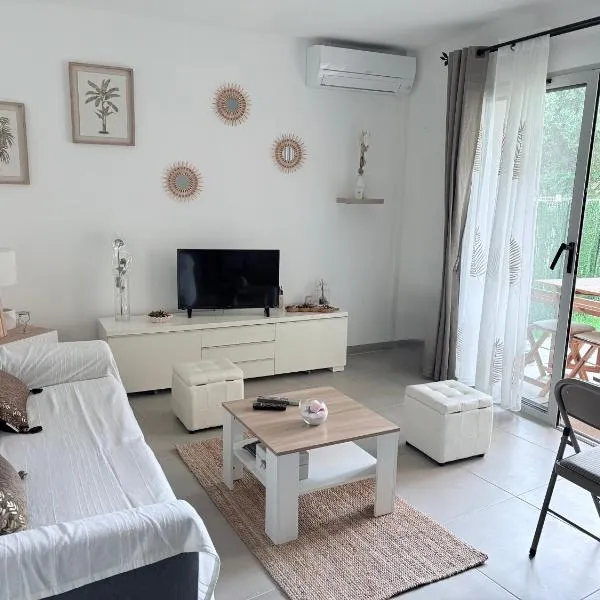 Appartement climatisé avec jardin 4 personnes, Hotel in Plan-de-la-Tour