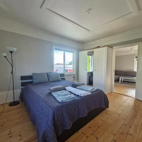 Rymlig lägenhet I hjärtat av Lindesberg 95kvm, hotel in Lindesberg