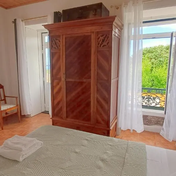 Charmosa casa de campo vista mar e jardim privado, hotel em Raminho