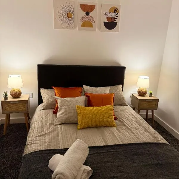 Luxury and Cosy Apartment near Old Trafford M16 ,Free Private Parking,Fast Wi-Fi,Self Check-In Anytime Perfect For Late Arrivals, 5 Minutes to Old Trafford Stadium, hotel in Manchester