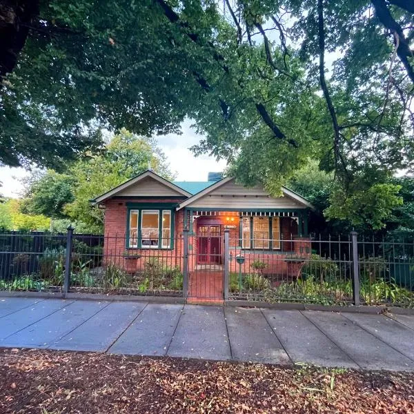 Kelpie Cottage, Luxe 1930s Stay in the Heart, hotel in Albury