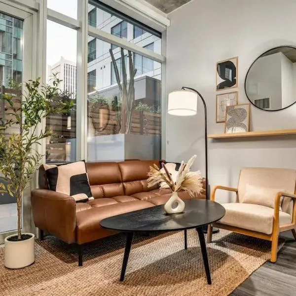 Boulevard Stays Downtown Highrise STU Sky Pool Parking Gym 02