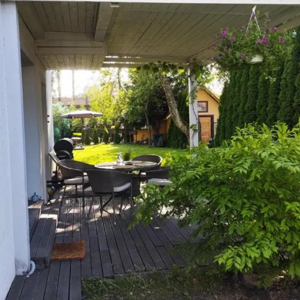 Pärnu suvemajutus Cozy Guest Wing with sauna, hotel em Pärnu