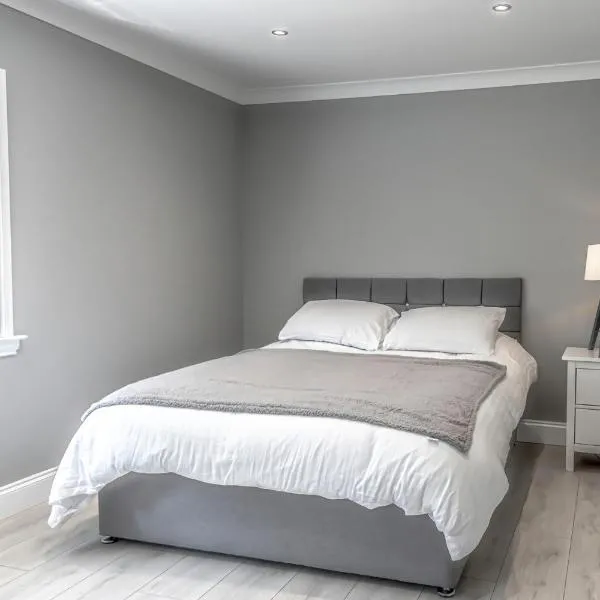 1 Bed Cottage-Sleeps 2-Parking-Pets-Hot Tub, hotel in Kelty