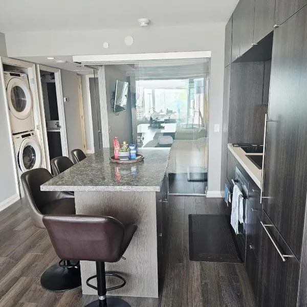 Yorkville's Premier 2-Bedroom, 2-Bath Suite, hotel en Toronto