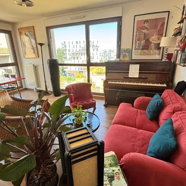 Private bedroom in a charming apartment on the banks of the Canal de l Ourcq, Hotel in Paris