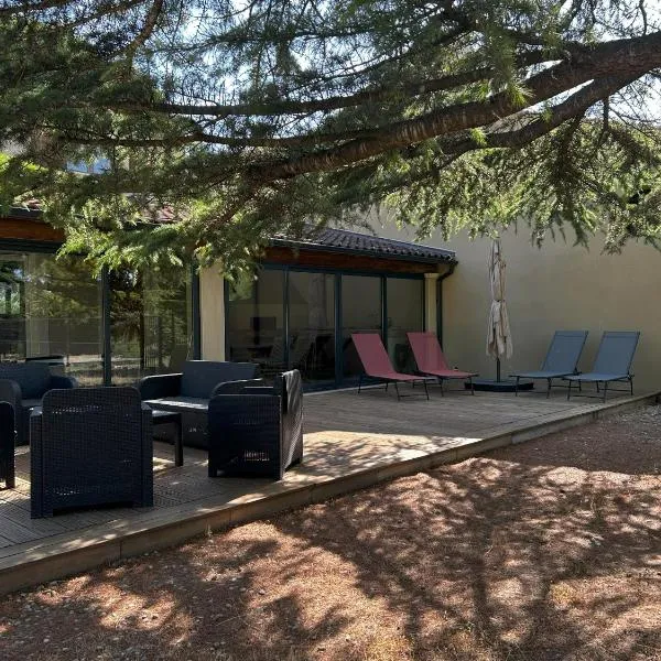 Mazet des Cèdres au pied de la colline, Hotel in Lagnes