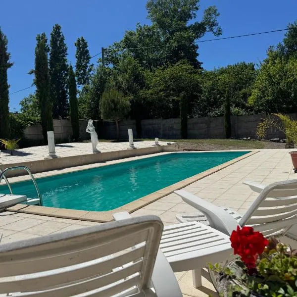 Le Relais St trop - Villa 2 chambres Delon et Romy, hotel in Bressolles