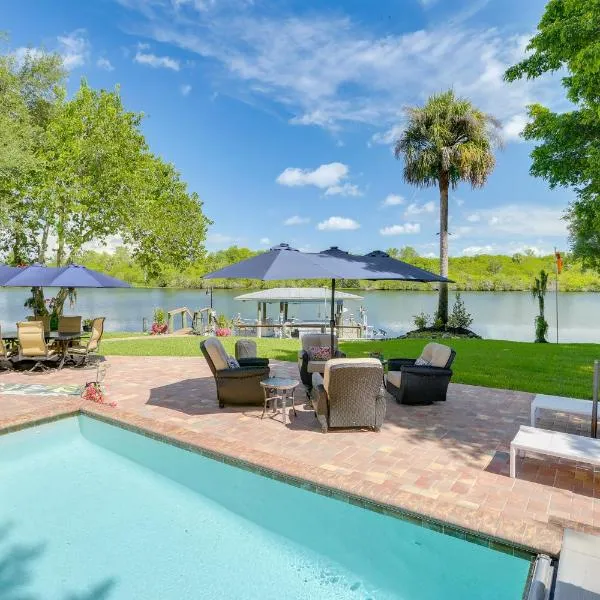 Riverfront Florida Studio with Pool and Hot Tub Access, hotel in La Belle