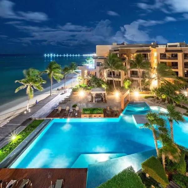 Beach Front - Ocean View 1 BR Condo w Terrace & Hughe Infinity Pool Heart of Playa del Carmen, hotel in Playa del Carmen