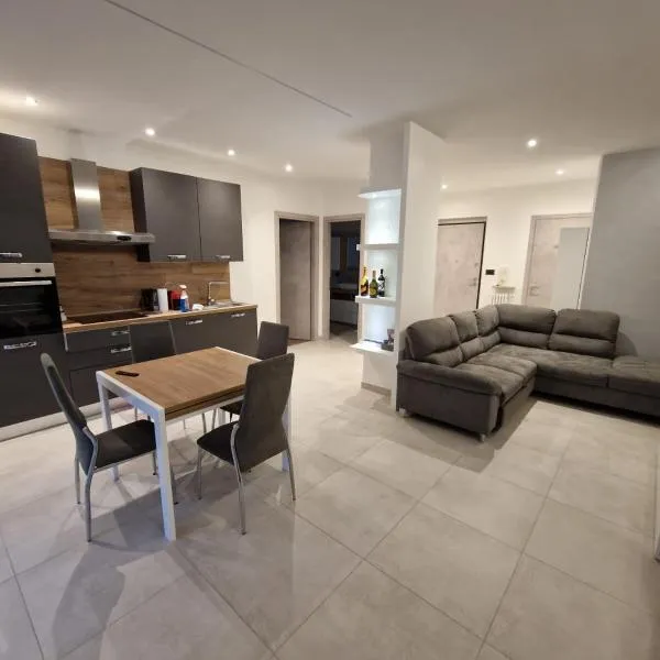 Giulietta Apartment Cuneo, hotel in Cuneo