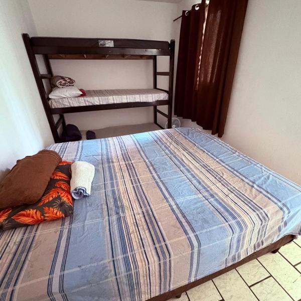 Casa de fundo de 2 quartos para 8 solteiros ou 10 se 2 na cama de casal