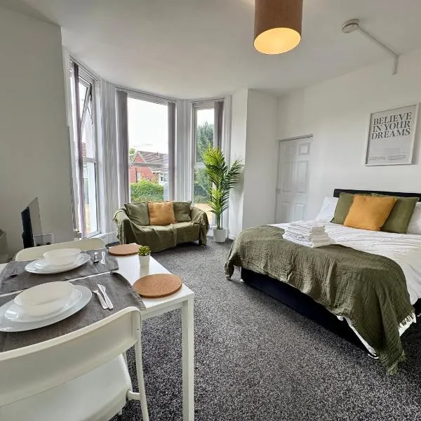 THE SPRINGFIELD SUITE - ONE BEDROOM APARTMENT - KIDDERMINSTER CENTRAL - SLEEPS 3 GUESTS - PARKING INCLUDED - WEST MIDLANDS SAFARI PARK LOCATIOn, khách sạn ở Kidderminster