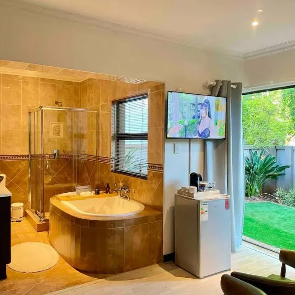A Private Room with a Private Entrance, hotel in Olifantsfontein