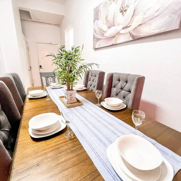 Walk to Conv Center 2BR Top Floor Parking Incl, готель у Сан - Дієго