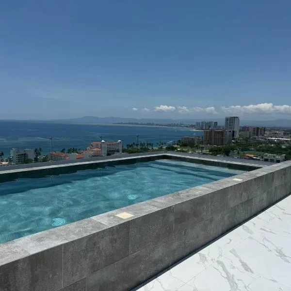 Modern 2BR Ocean view - Walk to Beach and Downtown, viešbutis Puerto Valjartoje